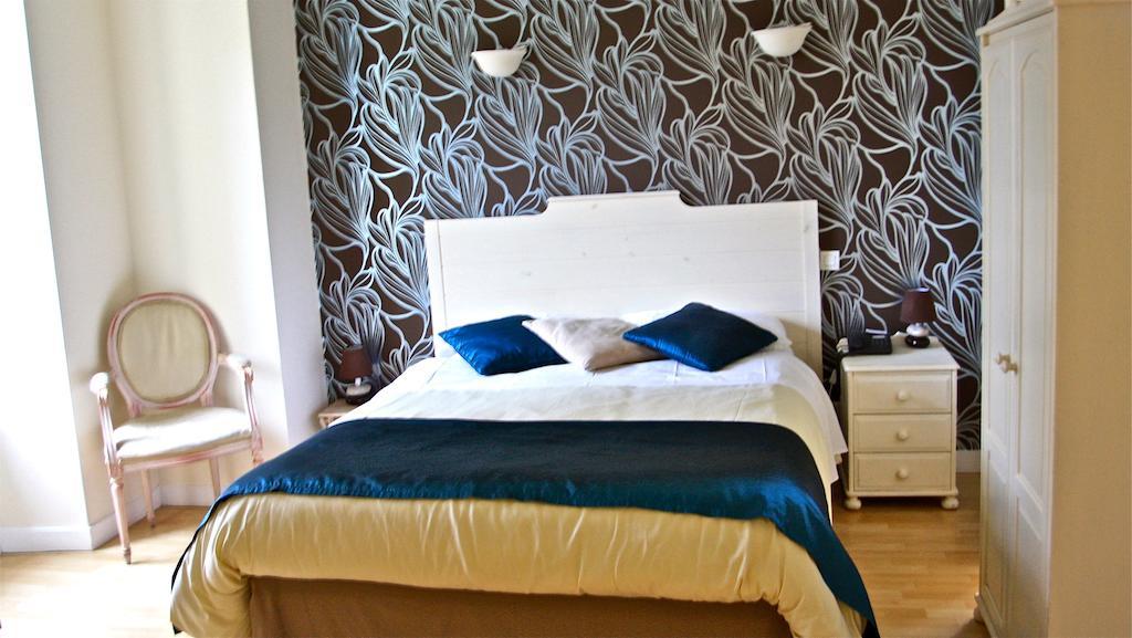 L'Hotel Du Perigord อูเบแทร์-ซัวร์-ดรอนน์ ภายนอก รูปภาพ